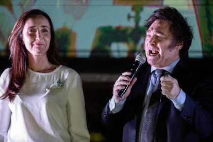 Victoria Villarruel y Javier Milei festejan después de ganar la segunda vuelta de las elecciones presidenciales, el 19 de noviembre de 2023