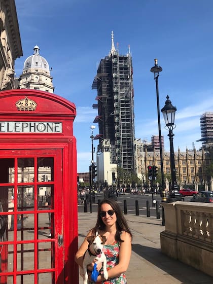 Victoria vive en Londres con su novio, también argentino, y su perro