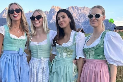 Victoria von Faber-Castell, Ella Richards, Sassa de Osma y Marlies Pfeihofer. Todas, con el vestido típico del Tirol, el dirndl, que consiste en una blusa, un chaleco estilo corset, una falda larga y un delantal.