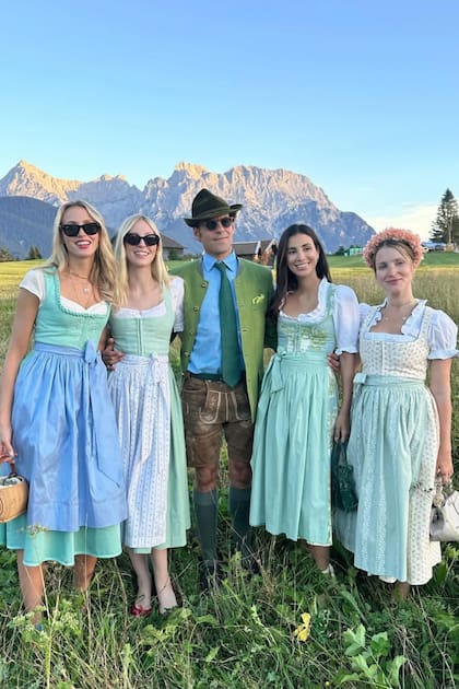 Victoria von Faber-Castell (heredera de la histórica compañía alemana de lápices y pinturas Faber-Castell), Ella Richards (nieta del Rolling Stone Keith Richards), el empresario argentino Martín Pacanowski (dueño de la cadena hotelera CasaSur), Alessandra "Sassa" de Osma (mujer del príncipe Cristian de Hannover) y su cuñada Ekaterina Malysheva (mujer del príncipe Ernst de Hannover).