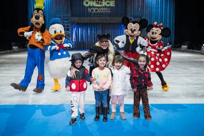 Victoria Xipolitakis junto a su hijo Salvador Uriel y algunos amiguitos. La panelista de Cortá por Lozano también se llevó la tradicional foto junto a los icónicos personajes de Disney