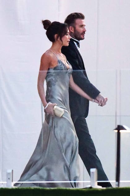 Victoria y David Beckham. Ella estrenó el primer vestido couture de su firma, un slip dress con aplicaciones de encaje; mientras que él llevó
smoking con moño.