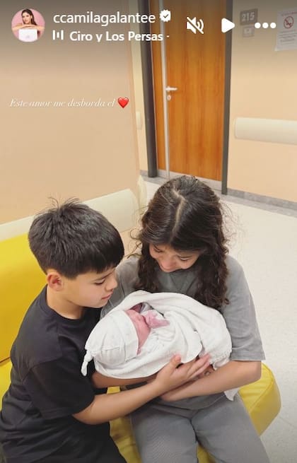 Victoria y Giovanni con Lautaro, el hijo de Leandro Paredes y Camila Galante