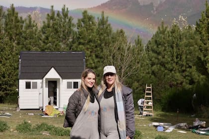 Victoria y Natalia, con una de sus creaciones