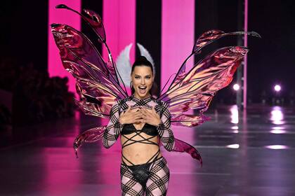 Victoria´s Secret interrumpió sus legendarios shows de moda en 2019. El año pasado la firma tuvo un intento de regreso fallido con un espectáculo en Amazon que fue duramente criticado. Este año, apostó a lo que siempre funcionó: sus grandes figuras. Una de las que volvió a engalanar la pasarela y se calzó las clásicas alas de la marca fue la brasileña Adriana Lima