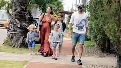 Vicuña y la China Suárez junto a los hijos del actor con Pampita