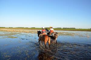 Vida campestre. Además de recorrer las calles polvorientas y los almacenes tradicionales se pueden visitar las lagunas cercanas para pescar, observar aves y cabalgar