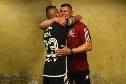 Vidal abraza al DT Jorge Almirón luego de que se coronen campeones del fútbol chileno con Colo Colo