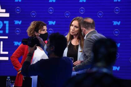 Vidal en un aparte con los asesores de campaña de JxC.