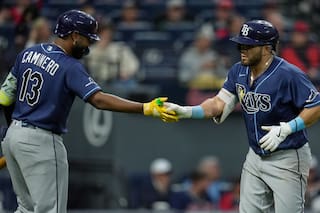 Vidal impulsa dos y los Rays vencen 3-2 a los Guardianes para su quinta victoria seguida