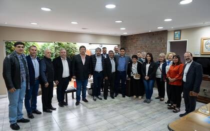 Vidal junto a pastores evangélicos, sacerdotes católicos y su familia en el despacho de la gobernación santacruceña.