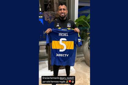 Vidal le agradeció en Instagram a Medel por la camiseta de Boca que le regaló