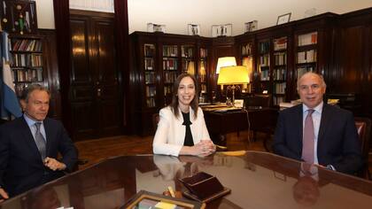 El ministro de Justicia bonaerense, Gustavo Ferrari, y la gobernadora María Eugenia Vidal, en el encuentro que compartieron el lunes con el presidente de la Corte Suprema, Ricardo Lorenzetti