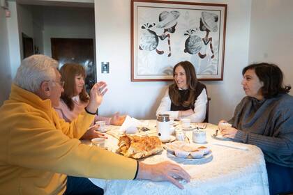 Vidal y Paula Oliveto, durante una charla con vecinos