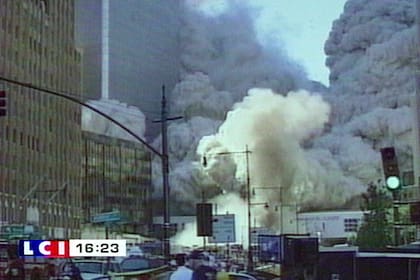 Video del canal de televisión francés TF1 muestra el colapso de la torre sur del World Trade Center en Nueva York el 11 de septiembre de 2001