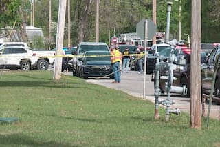 Video dramático muestra a director de secundaria de Oklahoma derribar y desarmar a atacante armado