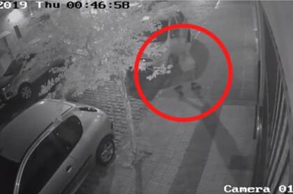 El momento en que las víctimas llegan a la casa en San Fernando; habrían estado retenidas allí casi 24 horas