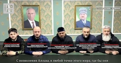 Video en el que ministros amenazan cortarle la cabeza a Yangulbaev y a su familia. De izquierda a derecha: Ministro del Interior de Grozny, Ministro de Situaciones de Emergencia de Chechenia, Comandante del Regimiento "Akhmat Kadyrov" y el Jefe de la Guardia Nacional chechena.