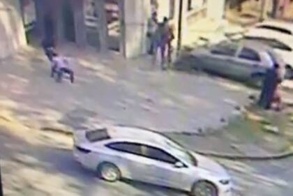 El momento en que el abogado es arrastrado por uno de los ladrones