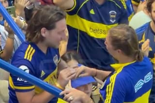 Un joven le pidió matrimonio a su novia holandesa en plena Bombonera durante el partido de Boca