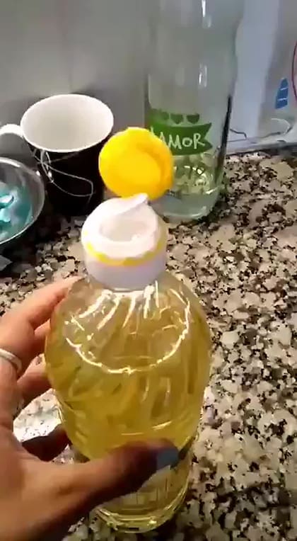 Video: qué hacer con la tapa de seguridad o cosito del aceite - Fuente: Twitter @IraidaLeon