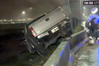 La Hilux terminó montada al muro de contención