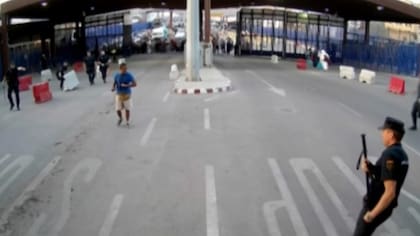 Video: un hombre armado atacó a policía en Melilla al grito de “Alá es grande”