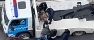 Una mujer se atrincheró arriba de una grúa para evitar que se lleven su auto mal estacionado