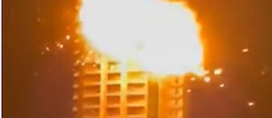 El dramático momento en que un dron iraní impacta contra un edificio residencial en Bahréin