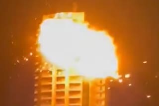 El dramático momento en que un dron iraní impacta contra un edificio residencial en Bahréin