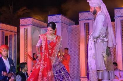 Vidhi Balasaria llegó deslumbrante a su boda, con un vestido de 12 kilos, adornada con joyas y los brazos pintados con henna