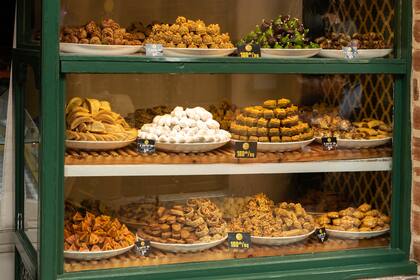 Vidriera con masas típicas de Marrakesh.