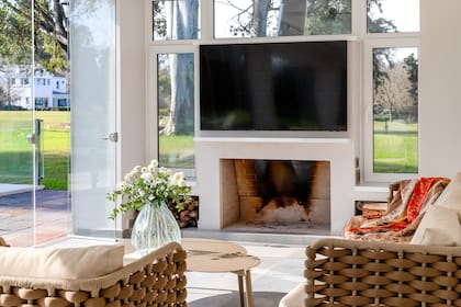 Vidrio plegadizo (Reiki). Silloncitos en conjunto con la mesa ratona (Fontenla).