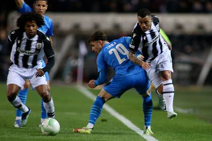 Vieirinha, del PAOK, trata de superar la marca de Pol Lirola, del Olympique Marsella