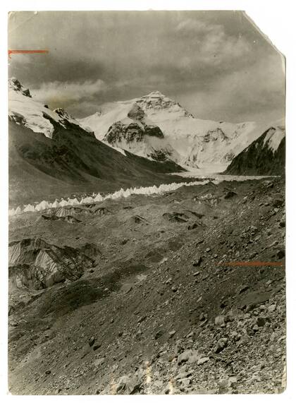 Esta imagen del glaciar de Rongbuk, que se encuentra a poco más de 11 kilómetros de la ladera norte de la montaña, fue tomada durante la expedición de reconocimiento de 1921. Después de determinar que la ruta norte era infranqueable, la expedición se movió al este