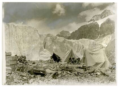 El equipo hizo tres intentos para alcanzar la cima del monte Everest a principios de 1922. Después del tercer intento -durante el cual una avalancha mató a siete porteadores-, el equipo se dio por vencido y regresó a su campamento en el glaciar de Rongbuk