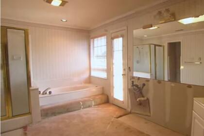 Viejo baño con alfombras. Imagen: HGTV