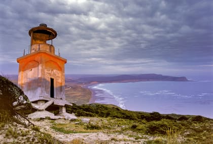 En lo alto de un acantilado fueguino, se destaca el Cabo San Pablo