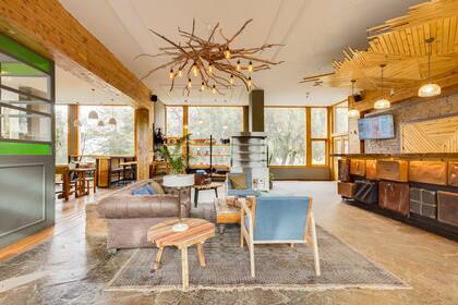 Viejos baúles y maletas, mucha madera y amplios ventanales en la deco de Selina Bariloche