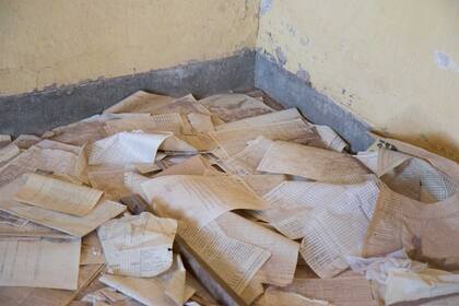 Viejos papeles y formularios del tren abondonados y revueltos en la estación Taca Taca. Fotos: Soledad Gil