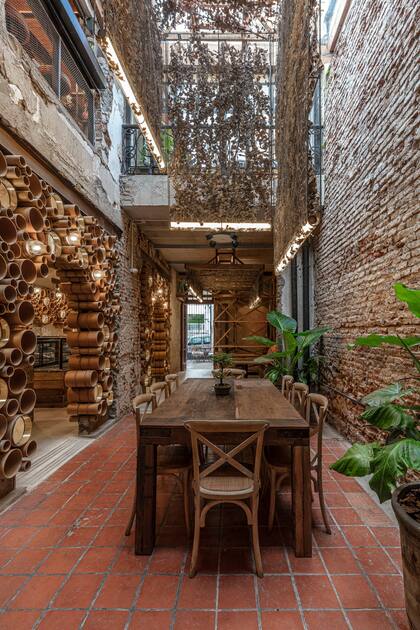 Viejos tarros de dulce de leche y mucha vegetación forman parte de la decoración