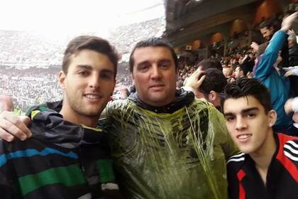 Viendo a River en el Monumental, bajo la lluvia, con dos de sus hijos, como un hincha más.