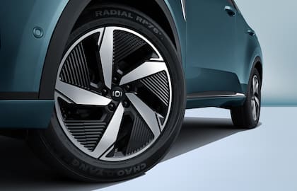 Viene con llantas de aleación de aluminio de 19″