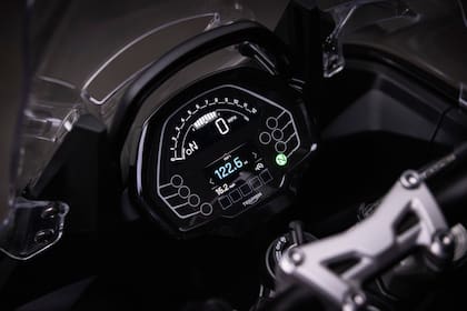 Viene con panel de instrumentos LCD TFT y conectividad Bluetooth mediante My Triumph
