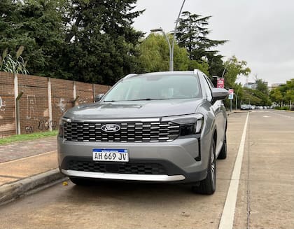 Viene con seis airbags, control de estabilidad, monitoreo de punto ciego, cámara trasera y asistentes de arranque y descenso en pendiente como principales