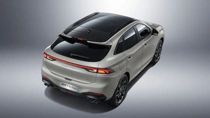 Viene con techo panorámico eléctrico y una consola central con función de enfriar o calentar bebidas