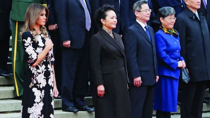 Viernes 10. Optó por un fourreau con mangas francesas y bordados de flores de Dolce & Gabbana (tiene un precio aproximado de 3537 dólares), para dar su presente en una ceremonia de bienvenida en el Great Hall of People de Pekín. Completó el equipo con stilettos al tono de Louboutin.
