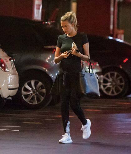 Viernes 16. Gisela sale del gimnasio y camina hacia su auto. FOTO: Tadeo Jones