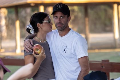 Viernes 2. En los palenques del Ayala Polo Club, la modelo le desea suerte al polista, antes de salir a la cancha a defender la camiseta de Calataga.