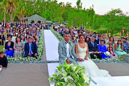 Viernes 23, en la iglesia San Jorge de Puerto Camacho. Tomados de la mano, los novios vivieron la ceremonia con mucha emoción. A la izquierda de Carlitos se ve a Segundo Tevez y a Adriana Noemí Martínez, los tíos y padres adoptivos del “Apache”, que fueron quienes lo criaron y le dieron su apellido